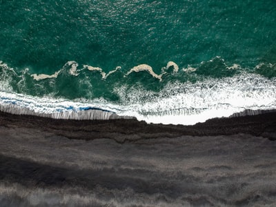 白天海浪撞击悬崖的航拍